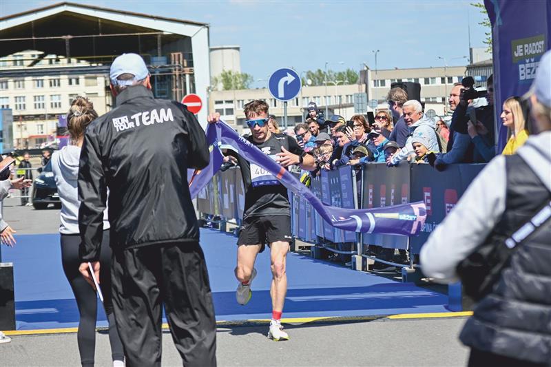 Nejvyšší počet účastníků – 513 – měl Puma Run na 5 km. Mezi muži vyhrál Martin Borák (na snímku po protnutí cílové pásky), který se jako jediný vešel pod 17 minut