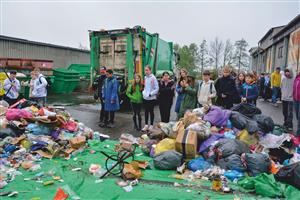Na fyzickou analýzu třídění směsného komunálního odpadu se přicházeli podívat žáci z místních základních škol