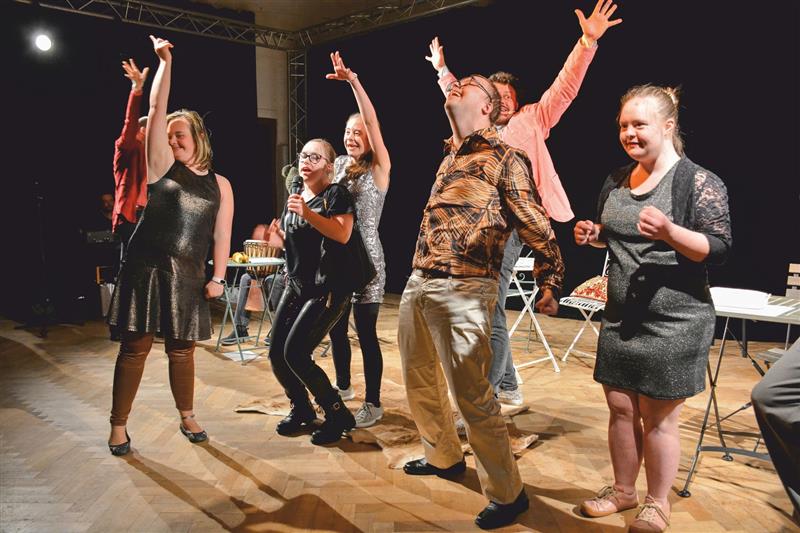 Stand Up Down brněnského Divadla Aldente si vysloužilo Cenu diváka mimo jiné nakažlivým nadšením herců