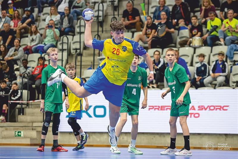 Mladší žáci KH ISMM Kopřivnice v Praze prošli až do finále. Na snímku ze souboje s německým Lipskem pálí na branku soupeře Matyáš Husár