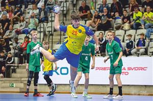 Mladší žáci KH ISMM Kopřivnice v Praze prošli až do finále. Na snímku ze souboje s německým Lipskem pálí na branku soupeře Matyáš Husár