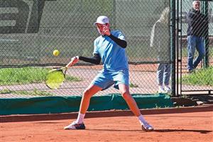 Kopřivnický David Drlík (roč. 2010) v prvním kole svůj singl prohrál, ale ve 2. kole na kurtech TK Milo Olomouc vybojoval důležitý bod za výhru 2:0 na sety s Adamem Řehákem. FOTO: M. HAVRAN