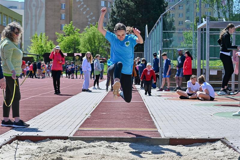 Součástí okresního atletického čtyřboje v Kopřivnici, ve kterém bojovalo na šest desítek dětí, byl i skok daleký. FOTO: MAREK HAVRAN