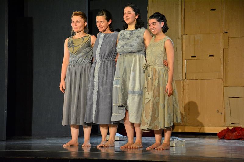 Jevištní báseň Hic sunt dracones nastudoval a na Kopřivě uvedl mezinárodní tým hereček, který tvořily Italka, Kanaďanka, Slovenka a Češka. FOTO: DAVID MACHÁČEK