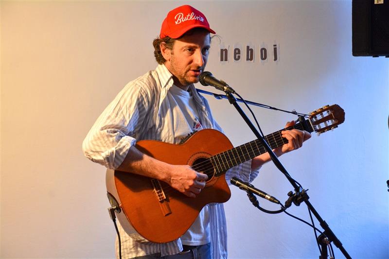 Britský písničkář James P. Honey bavil svými autorskými písněmi během bytového koncertu pořádaného spolkem Živá Mandala. FOTO: DAVID MACHÁČEK