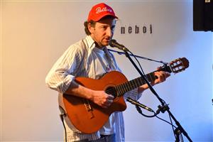 Britský písničkář James P. Honey bavil svými autorskými písněmi během bytového koncertu pořádaného spolkem Živá Mandala. FOTO: DAVID MACHÁČEK