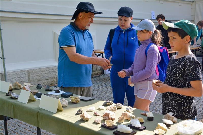 V rámci akce Za poklady Země, která se uskutečnila minulý týden v sadu E. Beneše, se školáci seznamovali i s horninami, které jsou v okolí Kopřivnice. FOTO: DANA HOĎÁKOVÁ