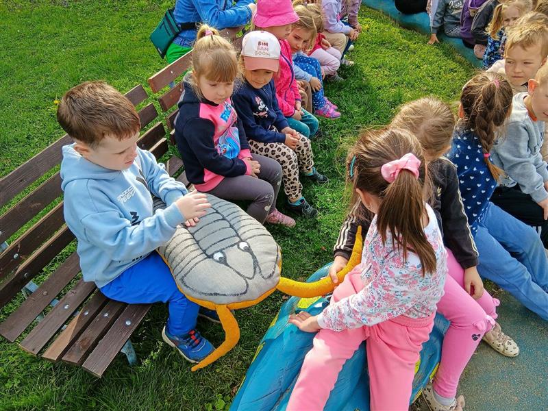 Děti z Mateřské školy Pionýrů z Příbora se v rámci programu MAP IV seznamovaly s podmořským světem Zdeňka Buriana a Čarovnou medúzou. FOTO: EVA KYTKOVÁ