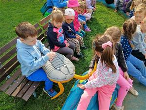 Děti z Mateřské školy Pionýrů z Příbora se v rámci programu MAP IV seznamovaly s podmořským světem Zdeňka Buriana a Čarovnou medúzou. FOTO: EVA KYTKOVÁ