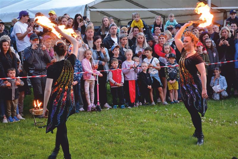 Stovky lidí si minulou středu užily program Filipojakubské noci. Kulturní dům Kopřivnice připravil nejen hudební program a pálení čarodějnic, ale také zábavné hry pro děti.  FOTO: DAVID MACHÁČEK