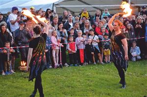 Stovky lidí si minulou středu užily program Filipojakubské noci. Kulturní dům Kopřivnice připravil nejen hudební program a pálení čarodějnic, ale také zábavné hry pro děti.  FOTO: DAVID MACHÁČEK