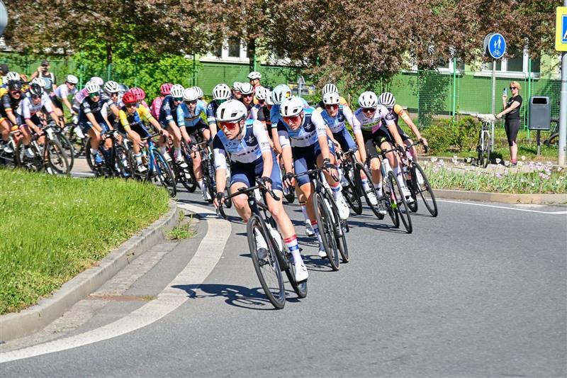 V prvomájovém odpoledni prolétly Kopřivnicí cyklistky. Na snímku čelo pelotonu projíždí rondelem u ZŠ M. Horákové. FOTO: MAREK HAVRAN