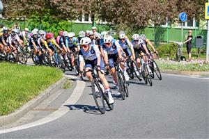 V prvomájovém odpoledni prolétly Kopřivnicí cyklistky. Na snímku čelo pelotonu projíždí rondelem u ZŠ M. Horákové. FOTO: MAREK HAVRAN