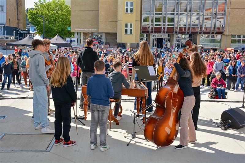 Početné publikum si minulou neděli užilo program, který hudební a výtvarný obor ZUŠ Zdeňka Buriana připravily v rámci prezentační akce ZUŠka pod širým nebem