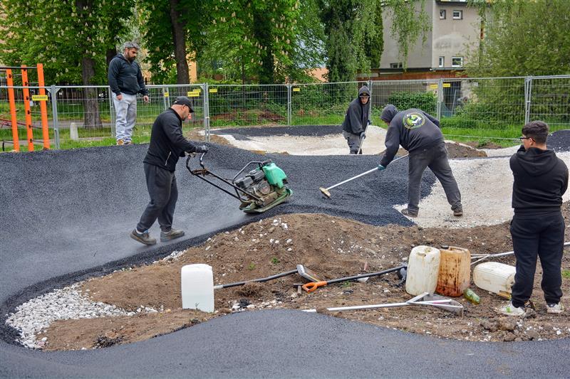 Pumptrack v areálu někdejšího házenkářského hřiště v minulém týdnu dostal asfaltový povrch