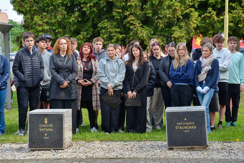 Letošní připomínka výročí konce 2. světové války byla ozvláštněna aktivní účastí žáků většiny místních základních škol, kteří prezentovali informace o milnících konfliktu
