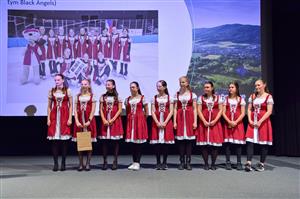 Jedním z oceněných kolektivů na slavnostním vyhlášení Sportovec roku města Kopřivnice byla i skupina synchronizovaného bruslení Black Angels z FSC Kopřivnice, která převzala ocenění stylově v závodních kostýmech