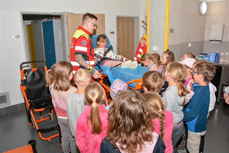 Možnosti vidět v akci nebo si v praxi vyzkoušet záchranářskou techniku v rámci Dne linky 155 využily děti z kopřivnických základních i mateřských škol