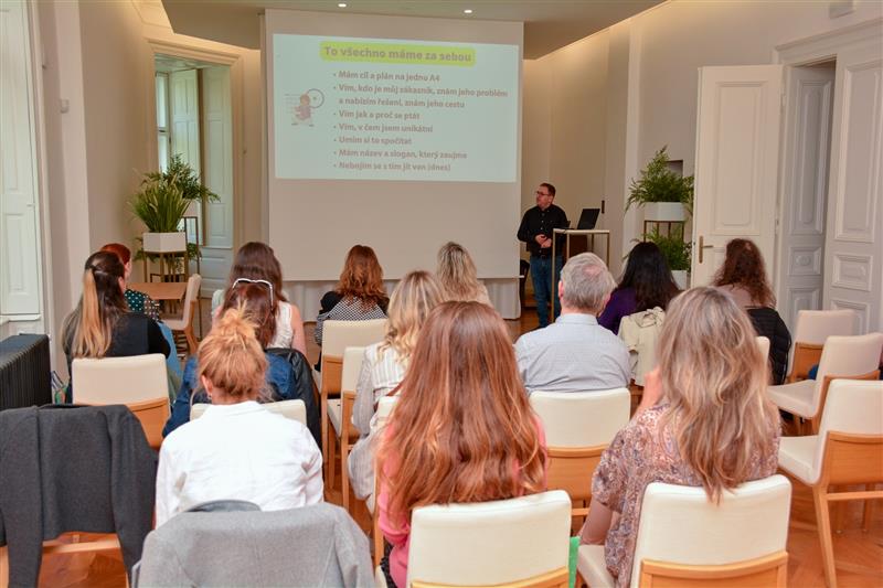 Závěrečné setkání vzdělávacího projektu Podnikej Raz Dva proběhlo v Ringhofferově vile v Kopřivnici, kde účastníci prezentovali své podnikatelské záměry.