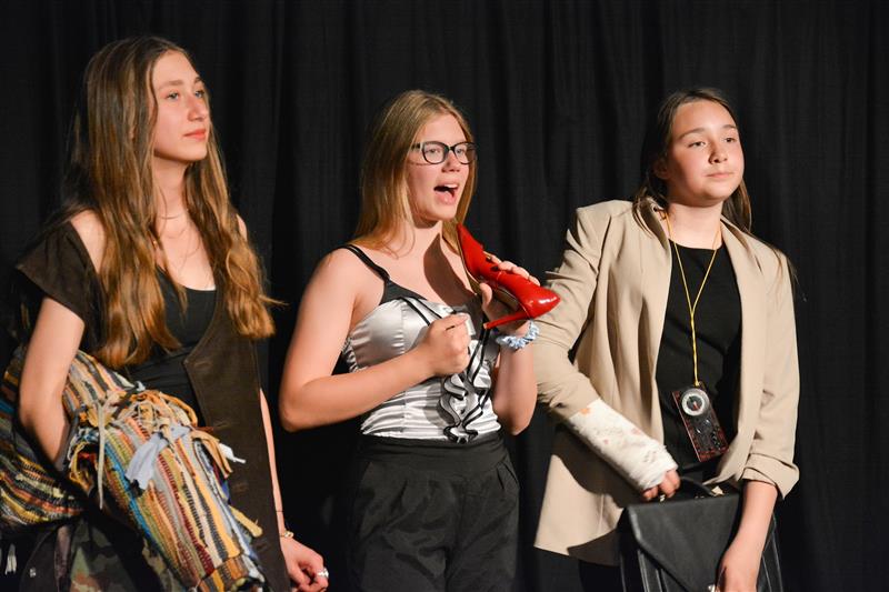 KOPŘIVNICKÁ BEDNA: Sál kopřivnického DDM byl v pátek v podvečer a v sobotu dopoledne dějištěm dalšího ročníku Kopřivnické bedny. Nepostupová přehlídka studentského, dětského a jinak mladého divadla nabídla 5 titulů a 6 představení. Hostujícími divadly byl