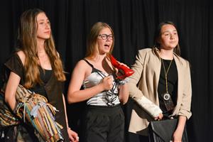 KOPŘIVNICKÁ BEDNA: Sál kopřivnického DDM byl v pátek v podvečer a v sobotu dopoledne dějištěm dalšího ročníku Kopřivnické bedny. Nepostupová přehlídka studentského, dětského a jinak mladého divadla nabídla 5 titulů a 6 představení. Hostujícími divadly byl