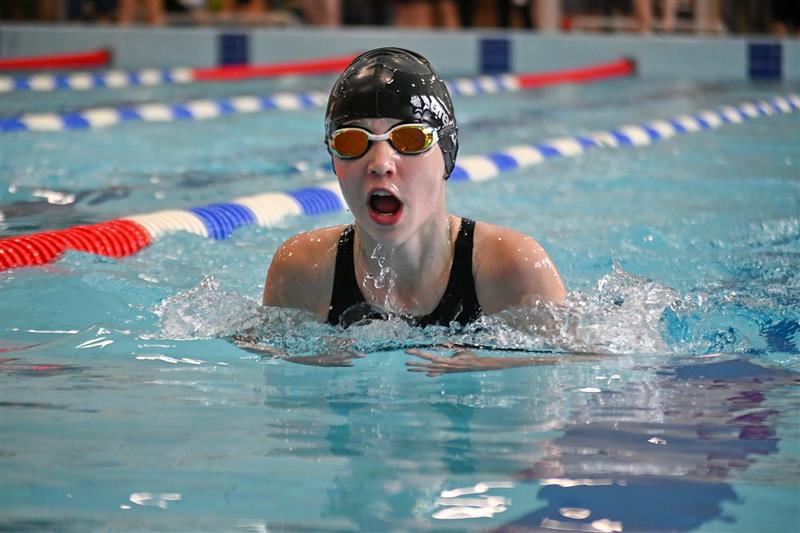 O dvě medaile pro domácí oddíl na přeboru kraje mladšího žactva se přičinila také Adéla Šenkeříková, která byla bronzová na 100 PZ a 100 P.