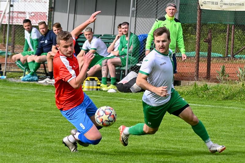 Na snímku z utkání Vlčovice-Mniší – Baška bojují o míč domácí Radim Balcárek (vlevo) a Marek Šnyta