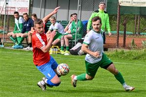 Na snímku z utkání Vlčovice-Mniší – Baška bojují o míč domácí Radim Balcárek (vlevo) a Marek Šnyta