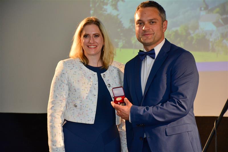 Česká národní banka darovala jednu z nově vydaných mincí s motivem Štramberka městu. Z rukou členky rady ČNB Kariny Kubelkové ji převzal starosta David Plandor.