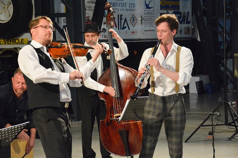 Sobotní večer v muzeu nákladních automobilů patřil hudební skupině Ostrava Klezmer.