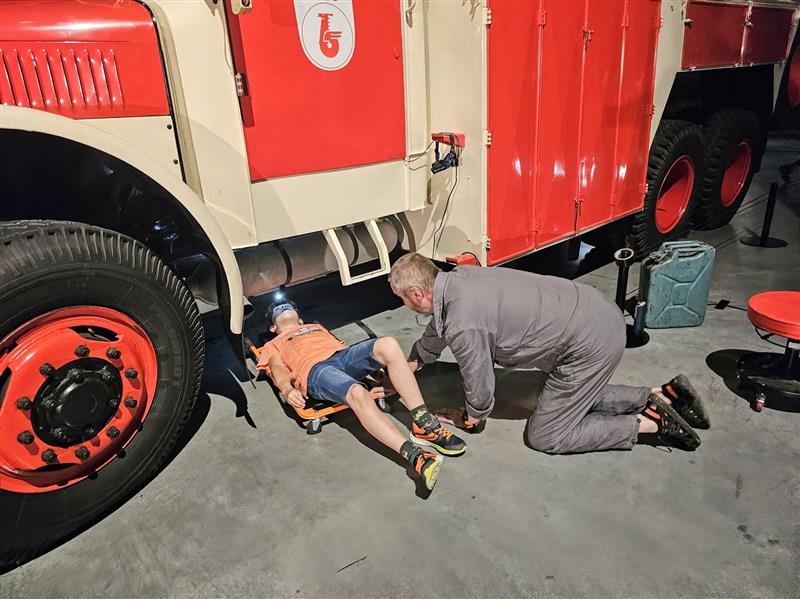 Součástí programu Muzejní noci byla i možnost prohlédnout si podvozek vystavené Tatry 111