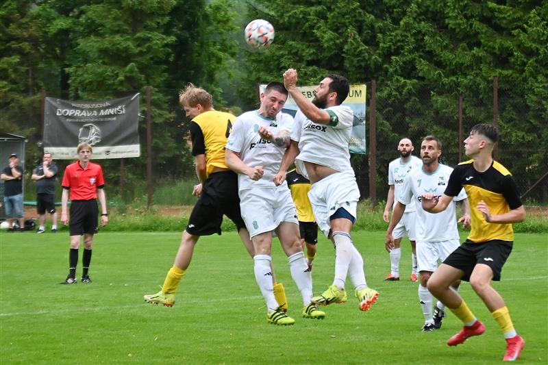 V utkání 25. kola 1.B třídy mezi Vlčovicemi-Mniším (žluté dresy) a Veřovicemi se fanoušci nakonec nedočkali ani jediné branky