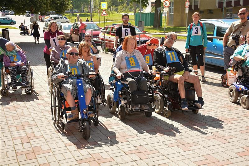Součástí programu 24. ročníku her zdravotně handicapovaných byl tradiční závod vozíčkářů.