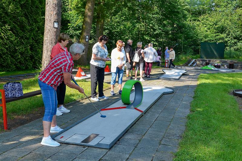 Hezké počasí přilákalo v minulém týdnu na akci Od jamky k jamce pětatřicet seniorů.