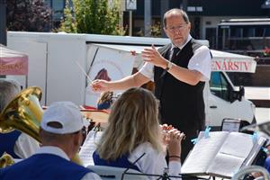 Městský dechový orchestr Kopřivnice odehrál minulý pátek pod Lašskou bránou na Novém náměstí promenádní koncert. Ten byl součástí doprovodného programu farmářských trhů