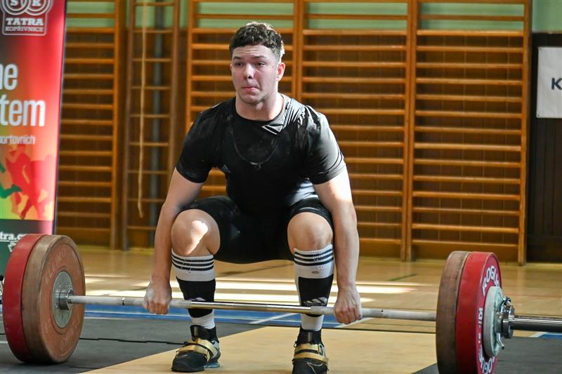 Kopřivnický borec Samuel Žiga na MČR obhájil loňské zlato v kategorii do 89kg. V trhu zvládl 110 kg, v nadhozu přidal 135 kg a nedal soupeřům šanci.