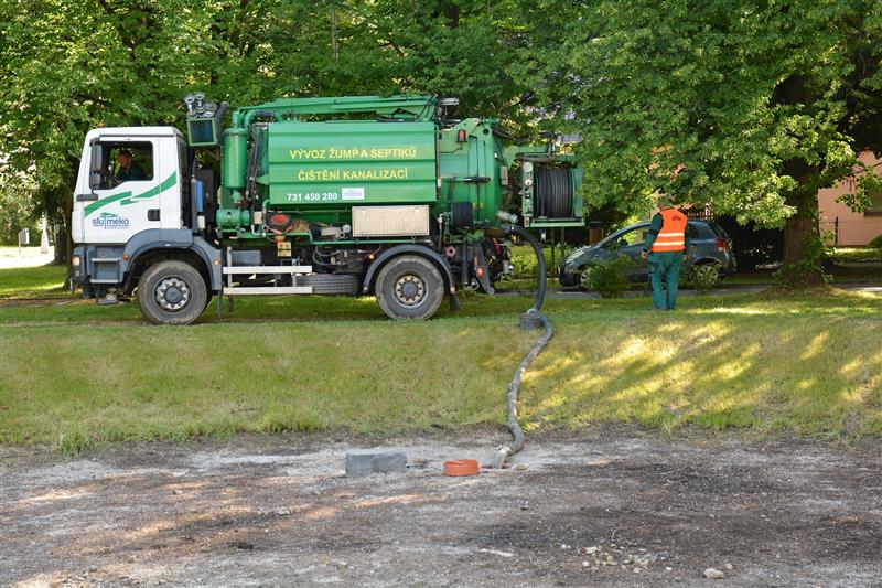 V minulém týdnu Slumeko čerpalo vodu nashromážděnou ve vsakovacím průlehu. Nyní se bude zjišťovat, zda do něj neprosakuje spodní voda