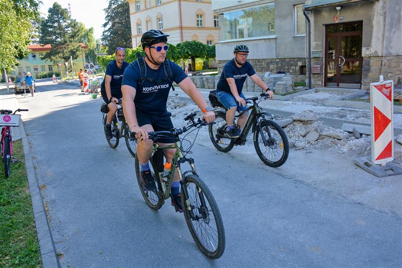 Vedení kopřivnické radnice minulý týden absolvovalo na kolech obhlídku probíhajících nebo připravených investic ve městě