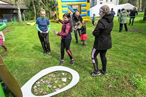 Na zahradě komunitního centra Vlčovjan proběhlo i ukončení projektu Odkanalizování místní části Vlčovic v dubnu před dvěma lety