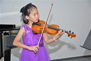 Nejmladší vystupující mezinárodního koncertu na ZUŠ Zdeňka Buriana byla osmiletá jihokorejská houslistka Mingeum Kim, která zahrála část Haydnova houslového koncertu