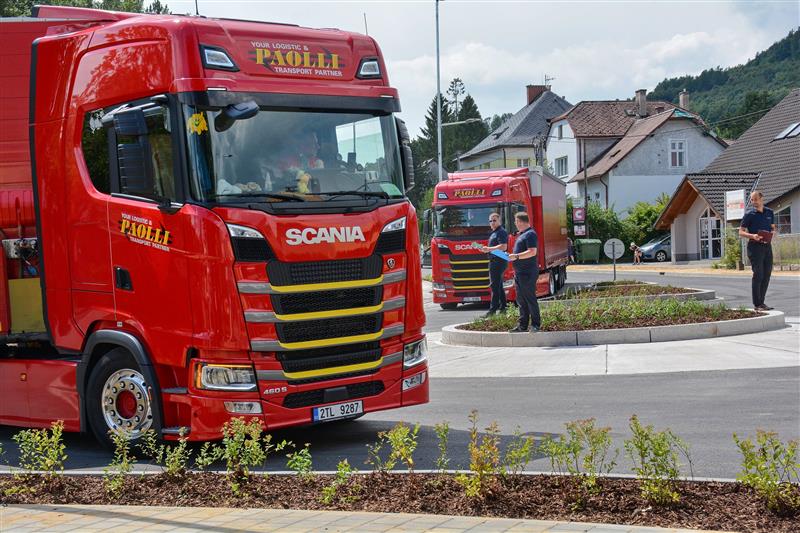 Před zprovozněním kruhového objezdu na ulici Záhumenní byla otestována jeho průjezdnost nejen kamiony a těžkými nákladními vozy, ale také linkovým autobusem nebo hasičským speciálem.