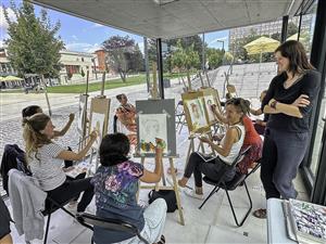 Kapacita všech kurzů připravených v rámci otevřených ateliérů ve výstavním pavilonu byla naplněna stejně jako workshop portrétů se Šárkou Hyklovou.