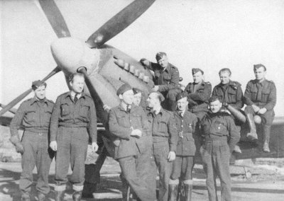 Mechanici 312. Sq. u letounu Spitfire Mk. IX. Vladimír Konůpka (stojící první zleva), Oldřich Chalupa je pátý.   FOTO: ARCHIV