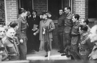 Snímek zachycuje návštěvu paní Hany Benešové. Ferdinand Sopuch ze Štramberka je druhý zleva.