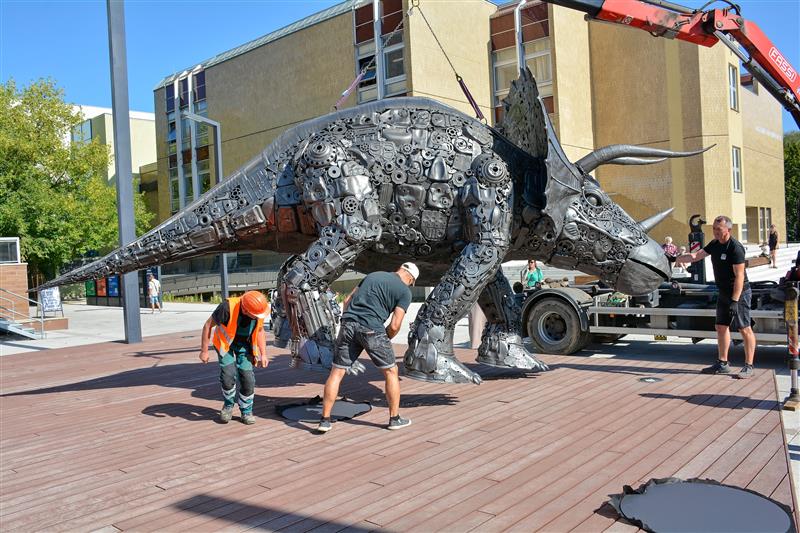 Už druhý týden vévodí Novému náměstí triceratops Jindra. Nepřehlédnutelná socha z kovového šrotu má být další připomínkou Burianova výročí a v Kopřivnici bude k vidění ještě dva týdny.