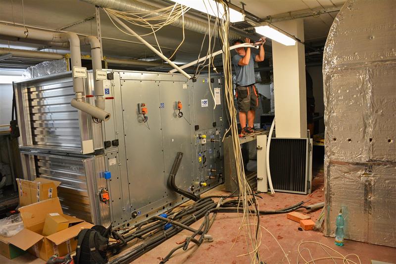 Pokračují práce na instalaci nové vzduchotechniky, která zajistí po svém spuštění větší komfort návštěvníkům kinosálu v kulturním domě.