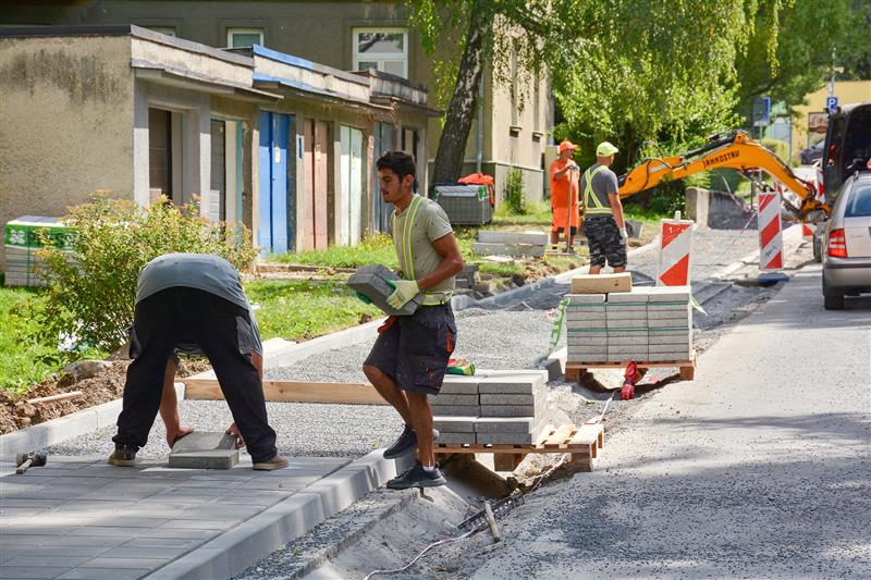 Stavba nových chodníků na ulici Dukelské má být dokončena do konce srpna. V některých úsecích stavby je už ale prováděcí firma v prodlení. Důvodem prodloužení realizace je nekvalita prací. Město coby objednatel nechalo chodníky v některých úsecích dokonce