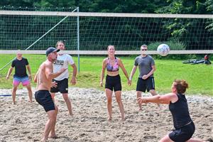 Šest týmů, patnáct zápasů, pohoda, zábava. Takový byl další ročník turnaje hokejistů v plážovém volejbalu na koupališti.