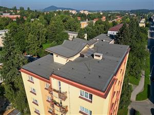 Celkové rekonstrukce se dočká střecha domu na ulici Obránců míru č. p. 891, kterou má stavební firma dokončit do konce října. FOTO: MÚ KOPŘIVNICE