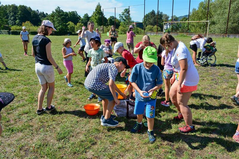 Pobytový tábor pro děti se speciálními potřebami měl integrační charakter. Týden s handicapovanými kamarády trávilo i sedm zcela zdravých dětí. FOTO: DAVID MACHÁČEK